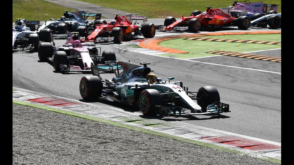 &nbsp;Il Gran Premio di F1 a Monza, Lewis Hamilton in testa alla gara. (Afp)