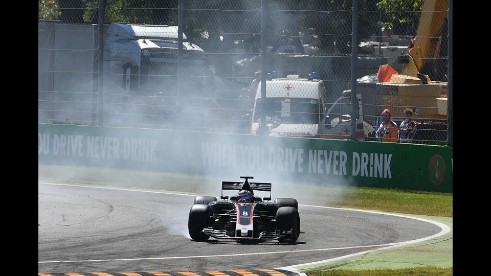 &nbsp;Il Gran Premio di F1 a Monza, fumo dall'auto di Haas. (Afp)