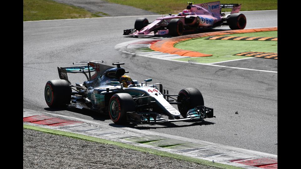 &nbsp;Il Gran Premio di F1 a Monza, Lewis Hamilton sempre in testa seguito dal pilota francese Esteban Ocon (Afp)