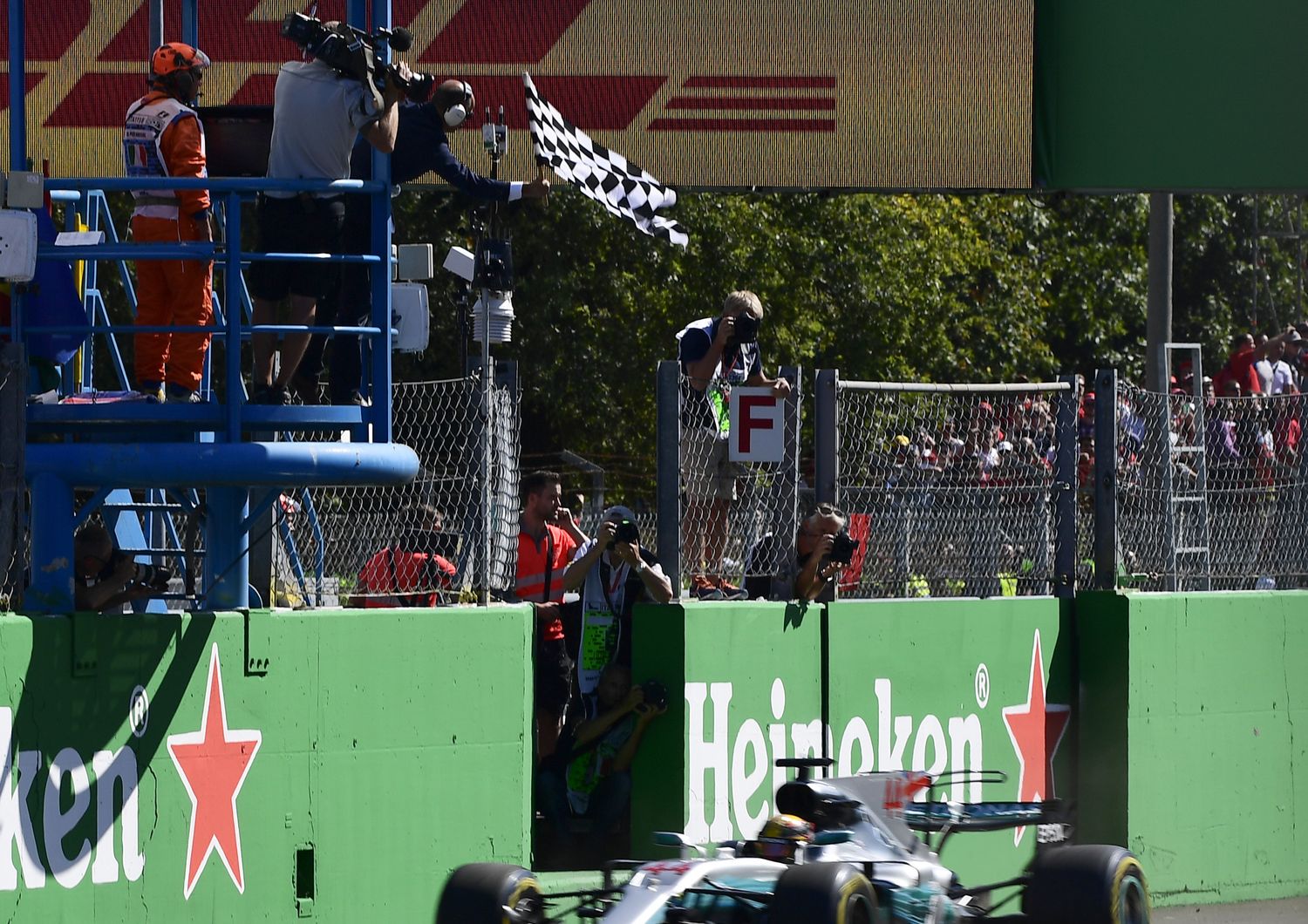 &nbsp;Il Gran Premio di F1 a Monza, &nbsp;la Mercedes di Lewis Hamilton taglia il traguardo (Afp)