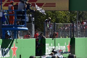 &nbsp;Il Gran Premio di F1 a Monza, &nbsp;la Mercedes di Lewis Hamilton taglia il traguardo (Afp)