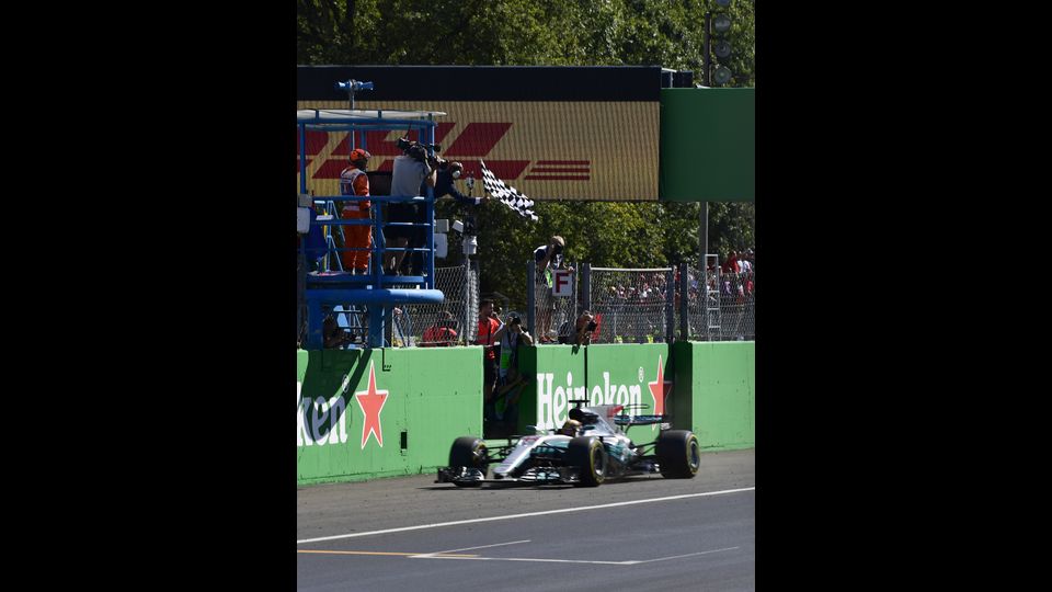 &nbsp;Il Gran Premio di F1 a Monza, &nbsp;la Mercedes di Lewis Hamilton taglia il traguardo. (Afp)