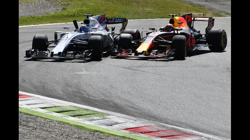 &nbsp;Il Gran Premio di F1 a Monza, le auto di Williams Felipe Massa e Max Verstappen. (Afp)