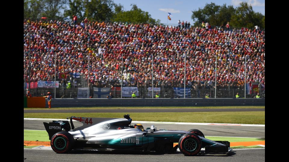 &nbsp;Il Gran Premio di F1 a Monza, la Mercedes di Lewis Hamilton vincitore della gara. (Afp)&nbsp;