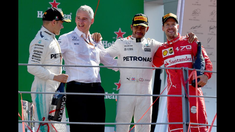 &nbsp;Il Gran Premio di F1 a Monza, Il vincitore Lewis Hamilton &nbsp;festeggia sul podio con il secondo e il terzo classificato, Valtteri Bottas e Sebastian Vettel. (Afp)