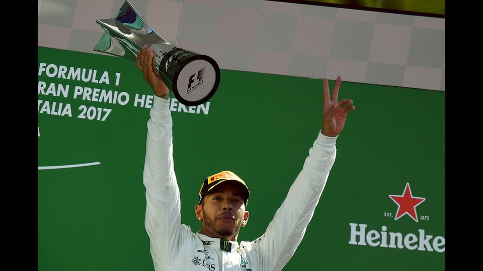 &nbsp;Il Gran Premio di F1 a Monza, Lewis Hamilton sul podio celebra la vittoria. (Afp)