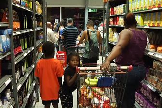 Scorte di cibo in attesa dell'uragano Irma nell'isola caraibica di St. Martin&nbsp;