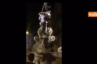 &nbsp;Turista inglese di arrampica su fontana seicentesca a Napoli