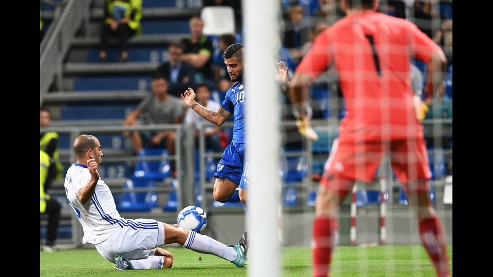 Lorenzo Insigne di fronte al difensore israeliano Tal Ben Haim (AFP)&nbsp;