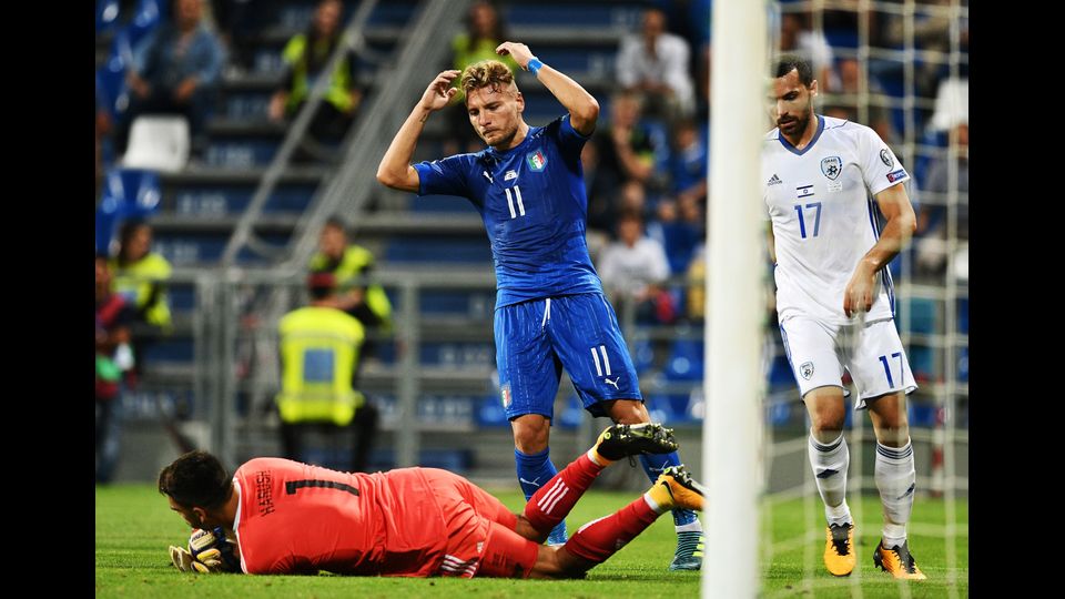 Il portiere israeliano Ariel Harush salva su Ciro Immobile (AFP)&nbsp;