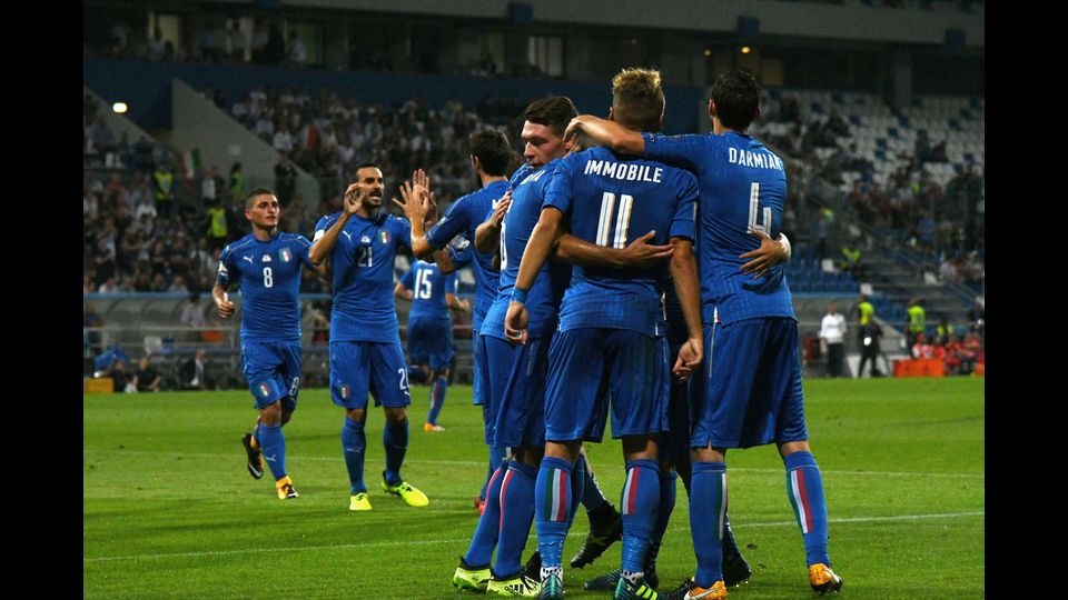 L'abbraccio dei calciatori italiani a Ciro Immobile (AFP)&nbsp;