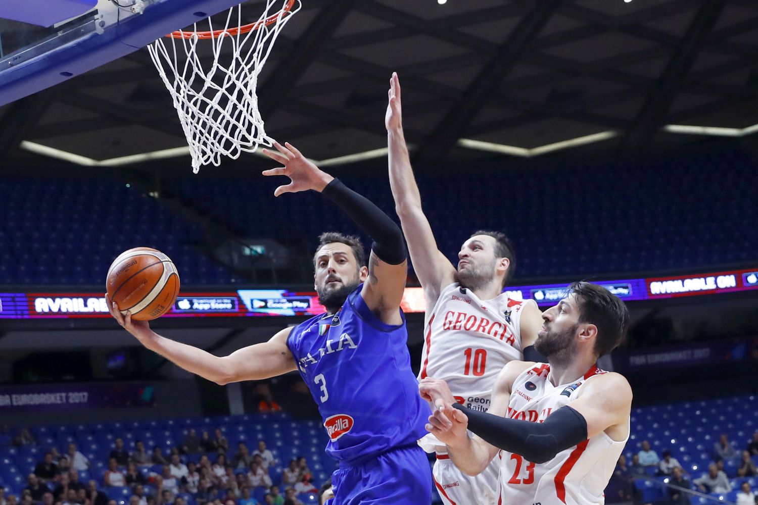 Marco Belinelli (Italia) e Duda Sanadze (Georgia) - [AFP]&nbsp;