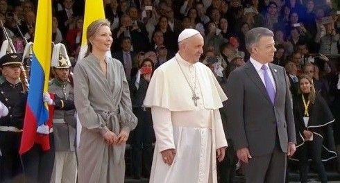 Papa Francesco in Colombia col presidente Santos e la moglie&nbsp;
