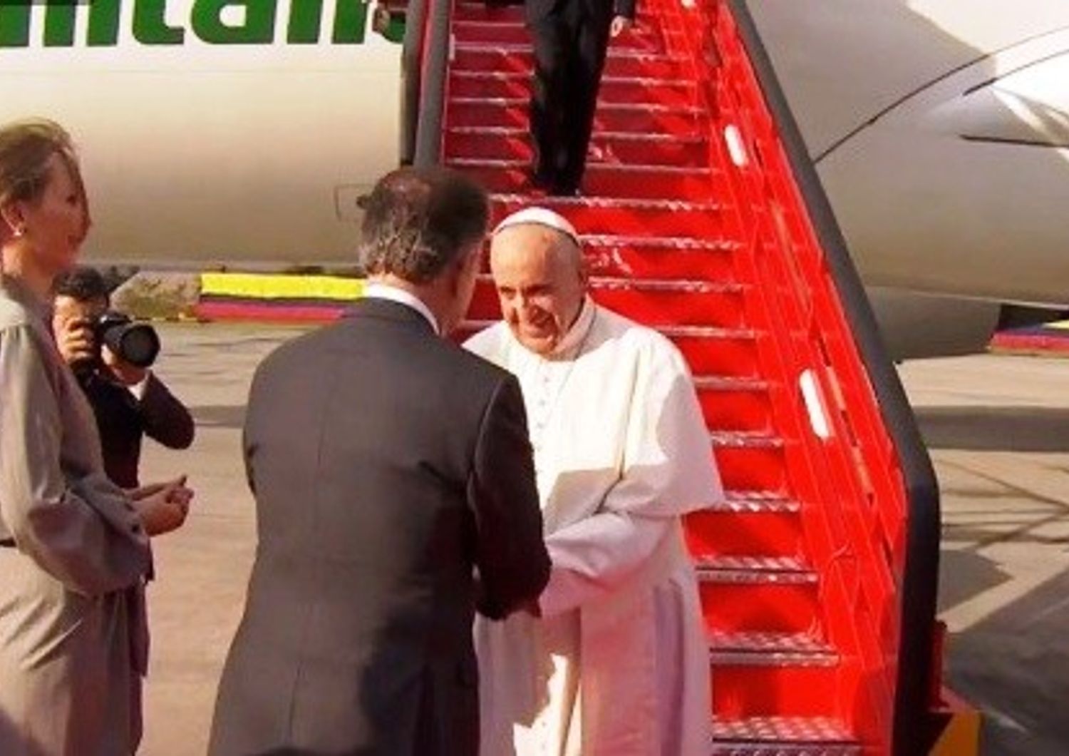 Papa Francesco in Colombia accolto dal presidente Santos e dalla moglie