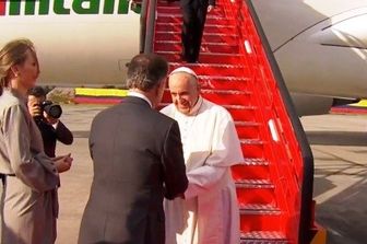 Papa Francesco in Colombia accolto dal presidente Santos e dalla moglie