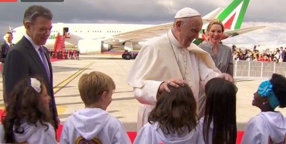Papa Francesco in Colombia saluta i bambini al suo arrivo