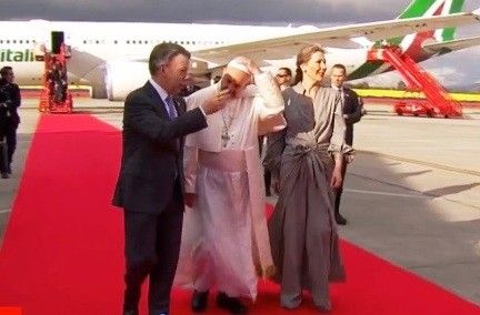 Papa Francesco in Colombia col presidente Santos e la moglie