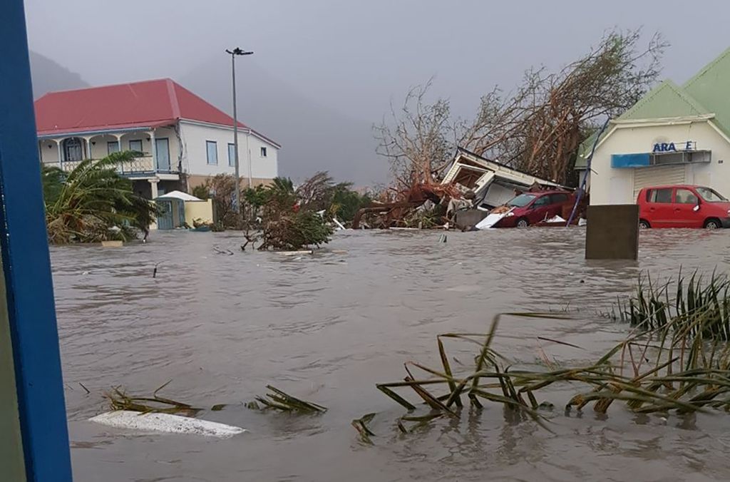 Strada inondata sull'isola francese di oltremare di Saint-Martin, dopo che venti forti dell'uragano Irma hanno colpito l'isola (Afp)&nbsp;