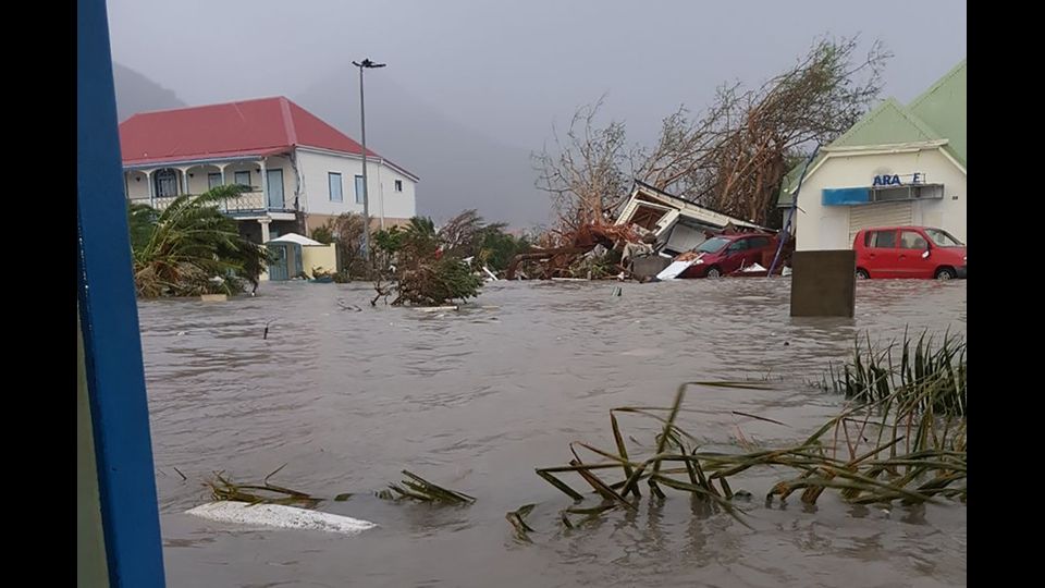 Strada inondata sull'isola francese di oltremare di Saint-Martin, dopo che venti forti dell'uragano Irma hanno colpito l'isola (Afp)&nbsp;