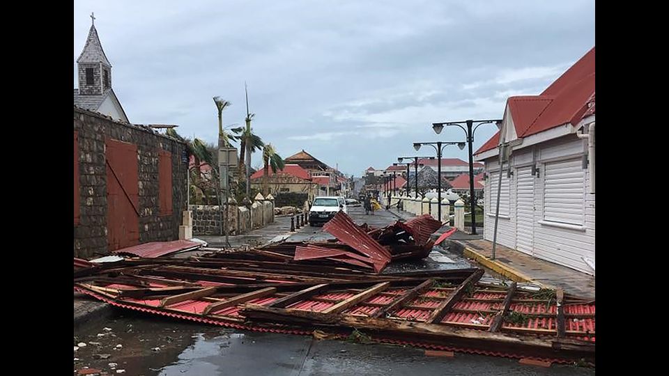 Macerie in una strada di Gustavia, nei Caraibi dopo l'uragano Irma (Afp)&nbsp;