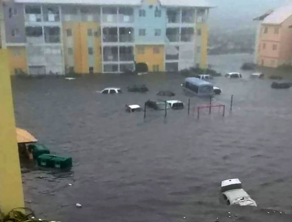 Strada inondata sull'isola francese di Saint-Martin, dopo che venti forti dell'uragano Irma hanno colpito l'isola (Afp)&nbsp;