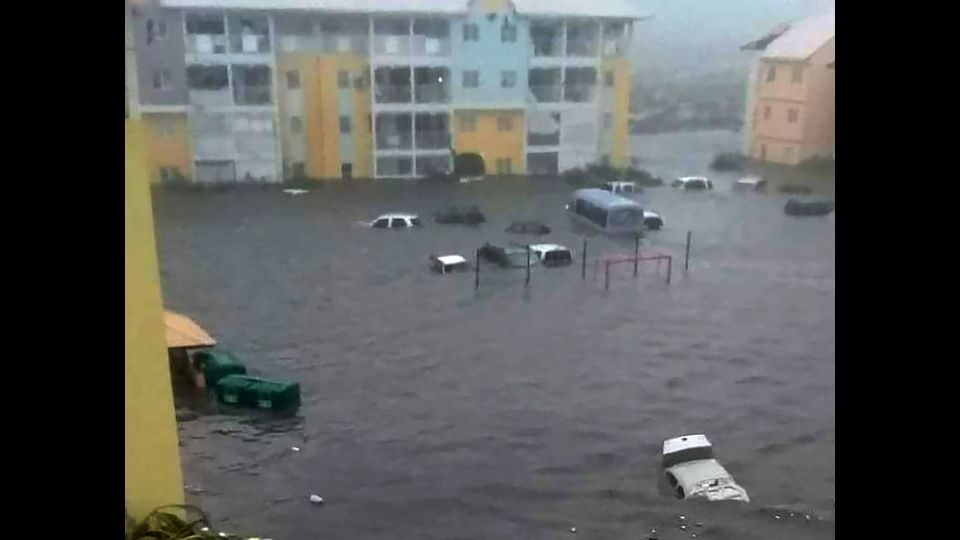 Strada inondata sull'isola francese di Saint-Martin, dopo che venti forti dell'uragano Irma hanno colpito l'isola (Afp)&nbsp;