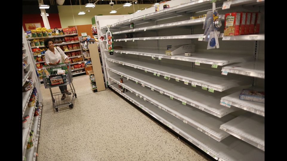 Scaffali vuoti in un negozio di alimentari di Miami in Florida (Afp)&nbsp;