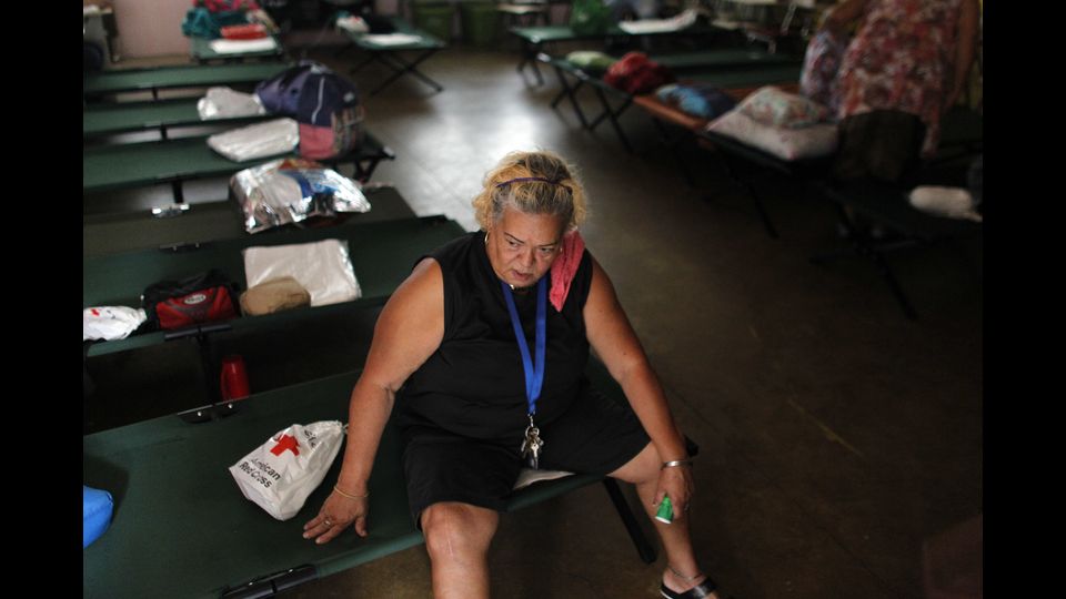 Una donna siede su un letto pieghevole in un centro di emergenza mentre l'uragano Irma si avvicina a Puerto Rico (Afp)&nbsp;