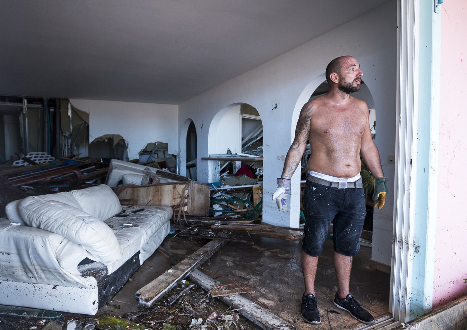 Un uomo nella sua casa di San Martin dopo il passaggio di Irma