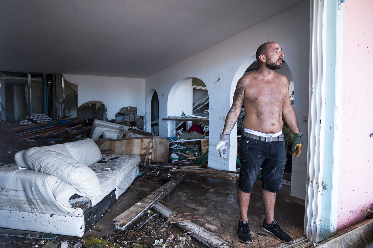 Un uomo nella sua casa di San Martin dopo il passaggio di Irma