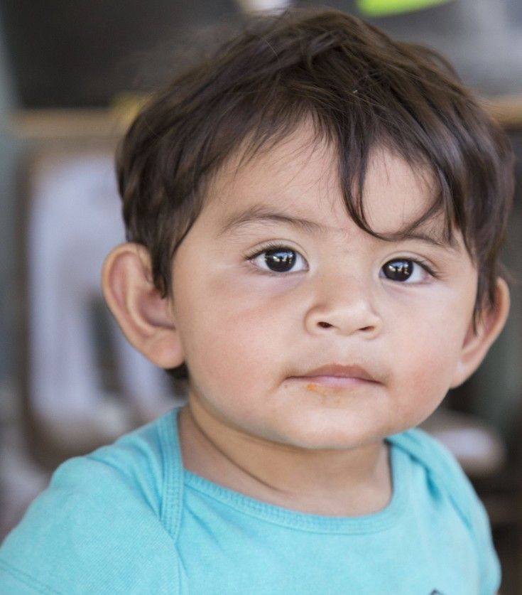 Kikito, il bambino che ha fatto da 'modello' per l'installazione dell'artista francese al confine tra Messico e Usa