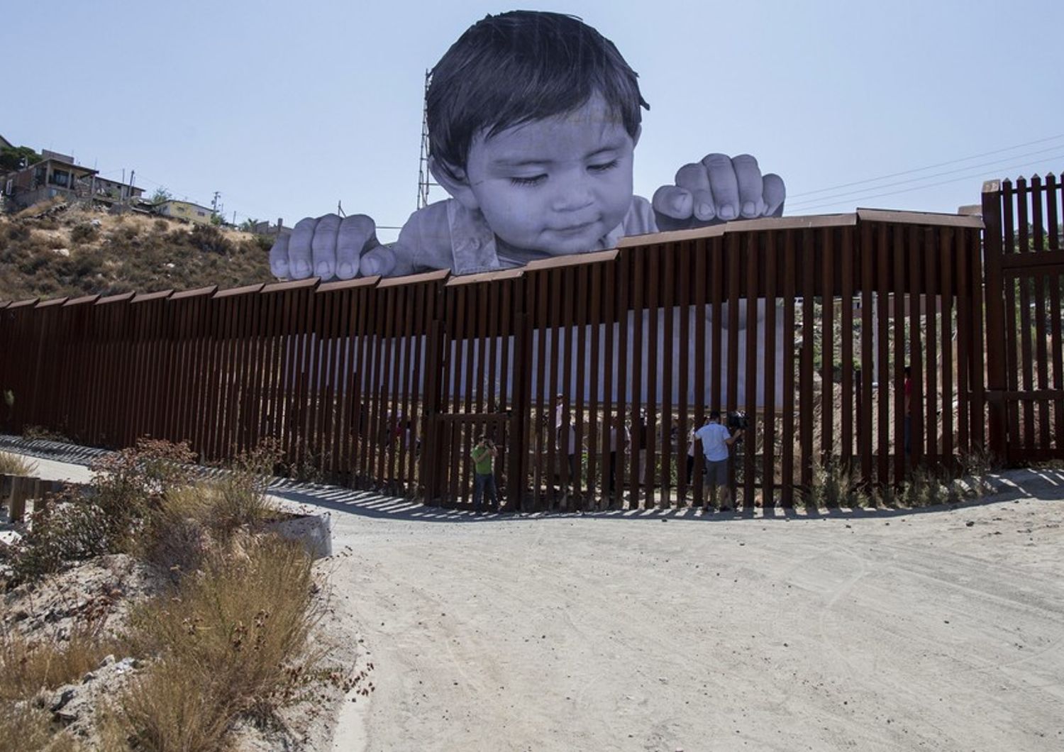 L'installazione dell'artista francese JR lungo il confine tra Messico e Usa