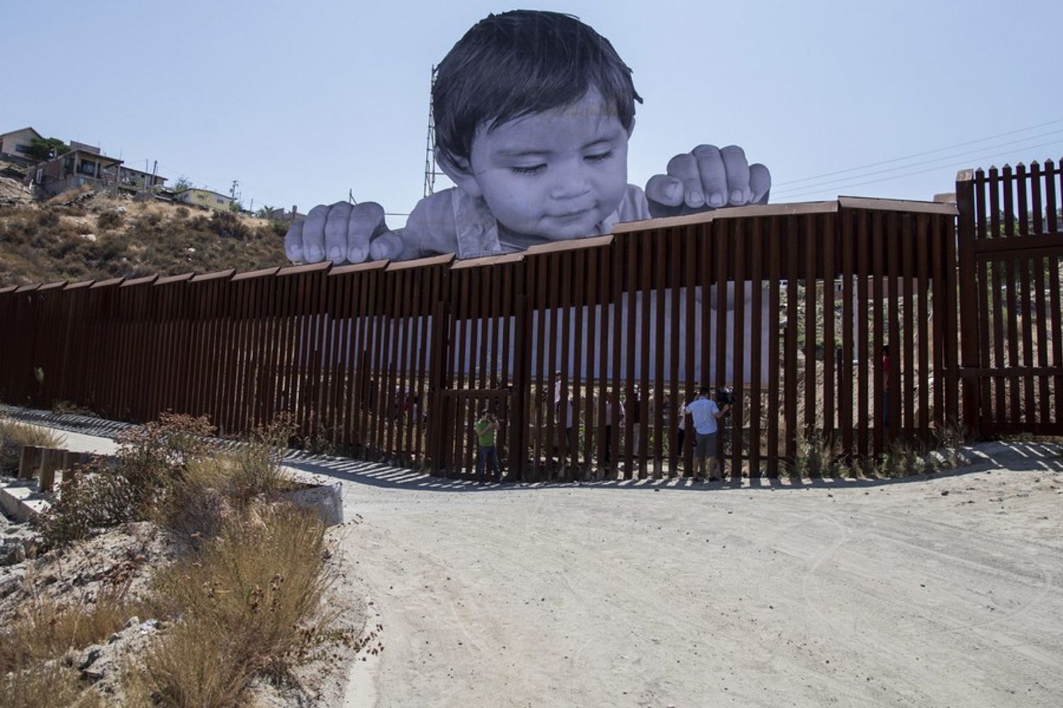 L'installazione dell'artista francese JR lungo il confine tra Messico e Usa