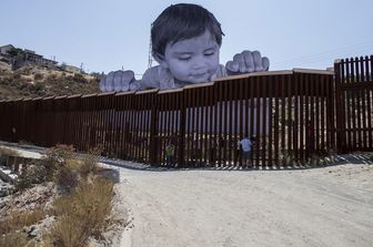 L'installazione dell'artista francese JR lungo il confine tra Messico e Usa