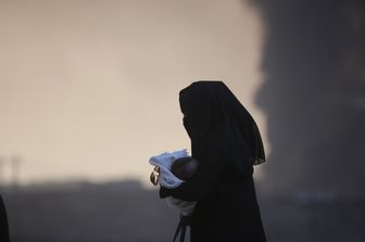 Una donna fuggita dalle zone controllate dall'Isis in Siria