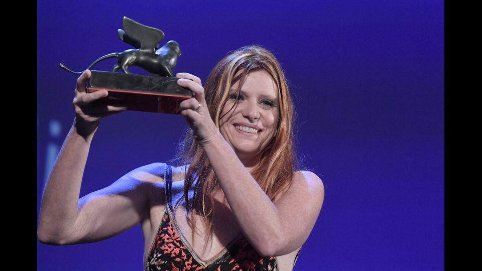 La regista Susanna Nicchiarelli riceve il premio Orizzonti per il miglior film con il suo film &quot;Nico, 1988&quot;