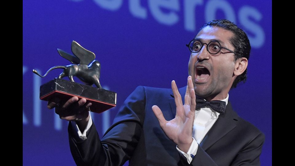 Il regista Alireza Khatami riceve il premio Orizzonti per la migliore sceneggiatura con il film &quot;Los Versos Del Olvido&quot; (Oblivion Verses)