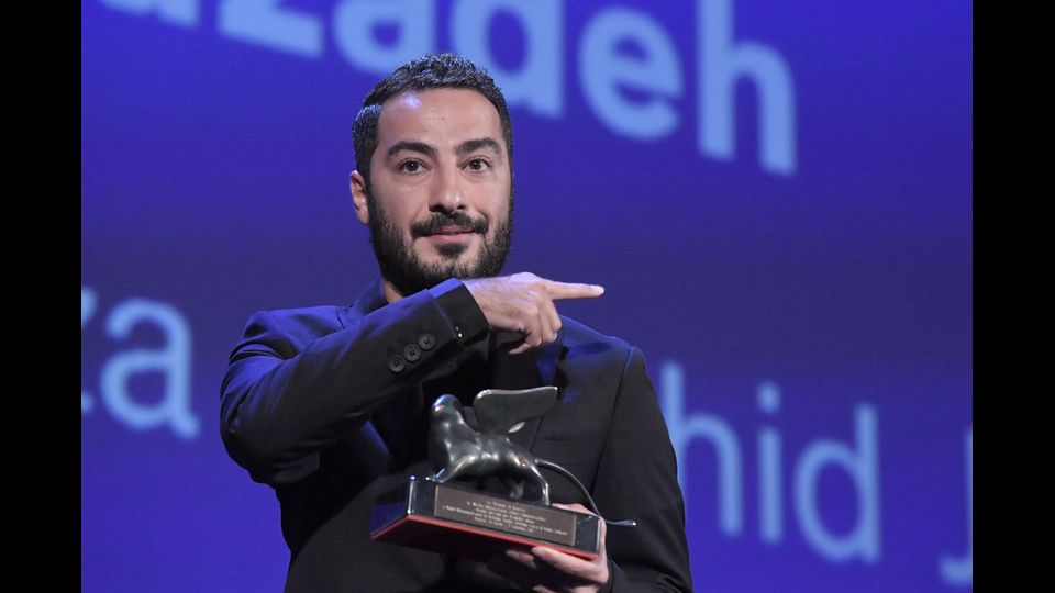 L'attore iraniano Navid Mohammadzadeh riceve il Premio Orizzonti miglior attore per il suo personaggio nel film &quot;No Date, No Signature&quot; (Bedoune Tarikh, Bedoune Emza) &nbsp;