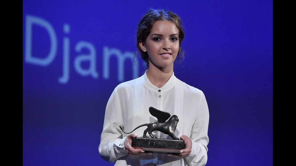 Lina Khoudri riceve il premio Orizzonti per la migliore attrice per il suo personaggio nel film &quot;Les Bienheureux&quot;
