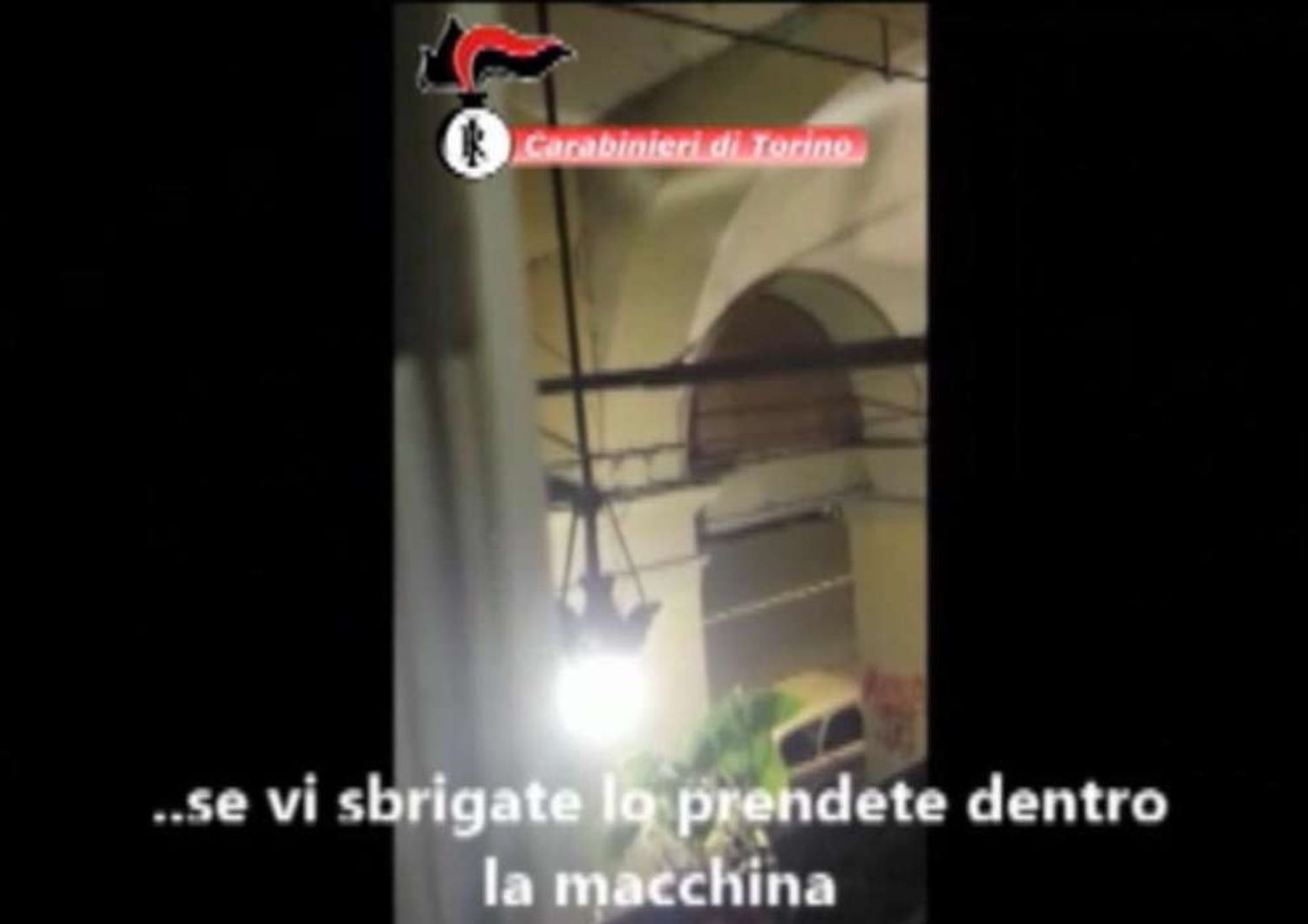 "Se vi sbrigate lo prendete", l'arresto in diretta di un ladro a Torino - Video