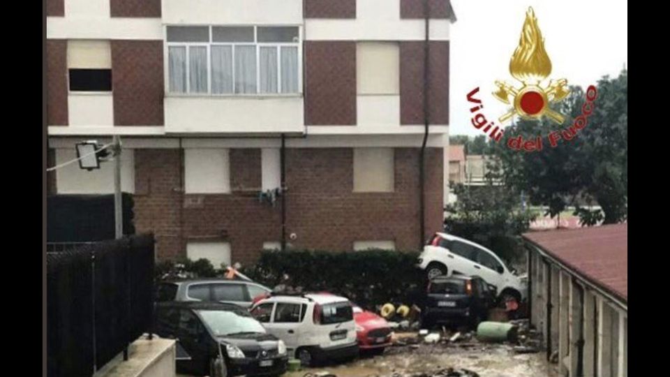 Livorno, squadre dei Vigili del Fuoco impegnate nella ricerca di 3 persone che risulterebbero disperse a Gabbro e Collinaia &nbsp;