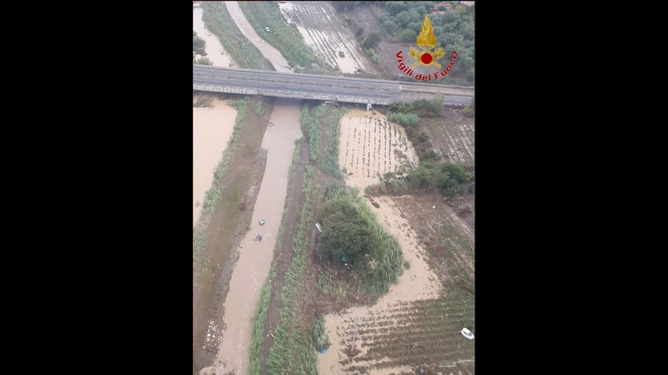 Livorno, squadre dei Vigili del Fuoco impegnate nella ricerca di 3 persone che risulterebbero disperse a Gabbro e Collinaia &nbsp;