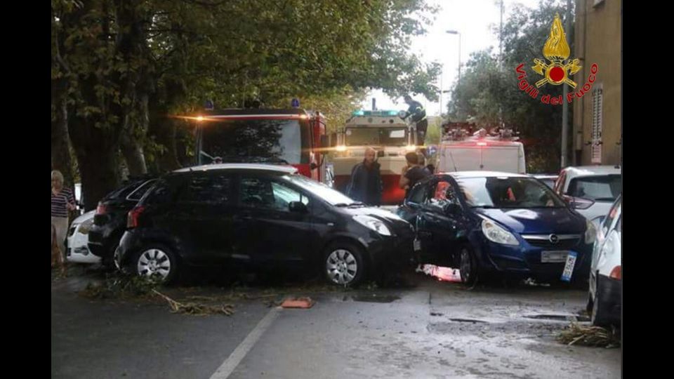 Livorno, squadre dei Vigili del Fuoco impegnate nella ricerca di 3 persone che risulterebbero disperse a Gabbro e Collinaia &nbsp;