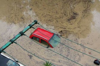 Almeno sei morti e due dispersi, la linea ferroviaria interrotta, sottopassi allagati, frane, allagamenti e danni: &egrave;&nbsp;il drammatico bilancio del nubifragio che nella notte ha investito il nord della Toscana e in particolare la provincia di Livorno, dove tra le 2 e le 4 sono caduti oltre 250 millimetri di pioggia.&nbsp;