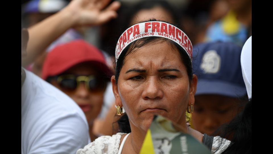 &nbsp;Una fedele in attesa di Papa Francesco a Cartagena