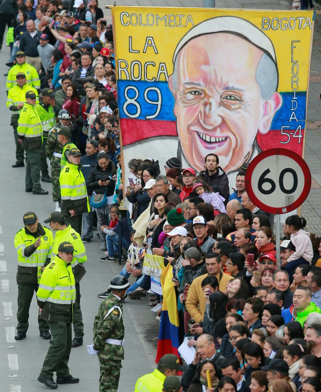Folla in attesa del passaggio dell'auto di Papa Francesco a Cartagena