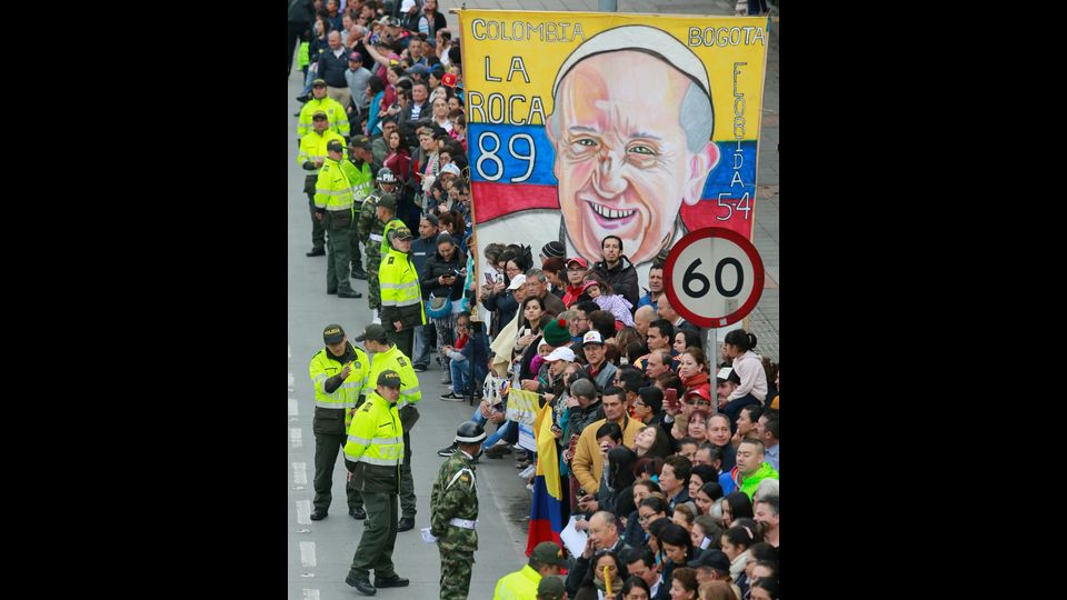 Folla in attesa del passaggio dell'auto di Papa Francesco a Cartagena