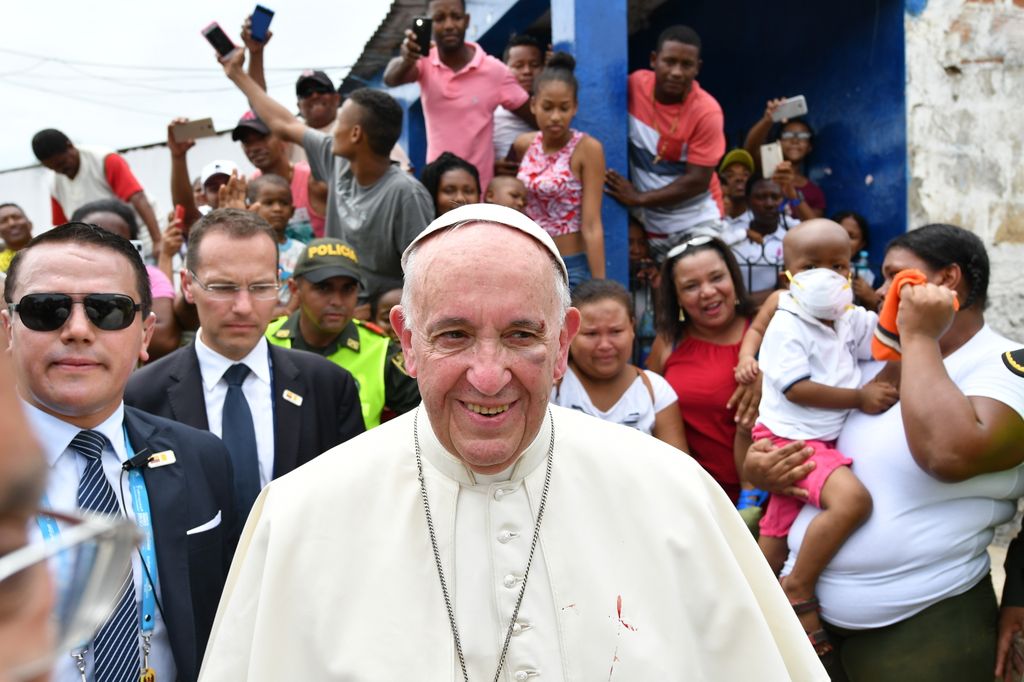 Papa Francesco a passeggio per Cartagena sorride dopo il piccolo incidente all'occhio