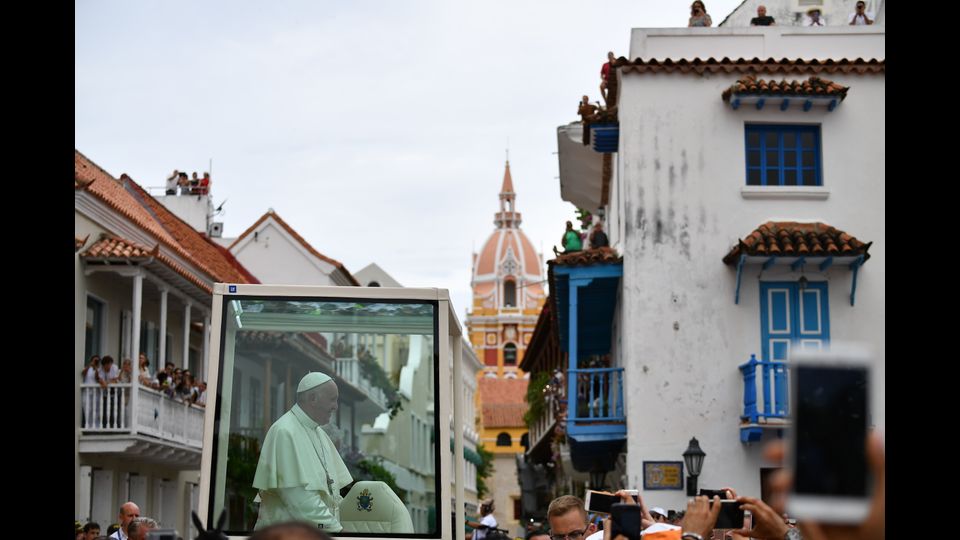 La papamobile di Papa Francesco nel centro di Cartagena