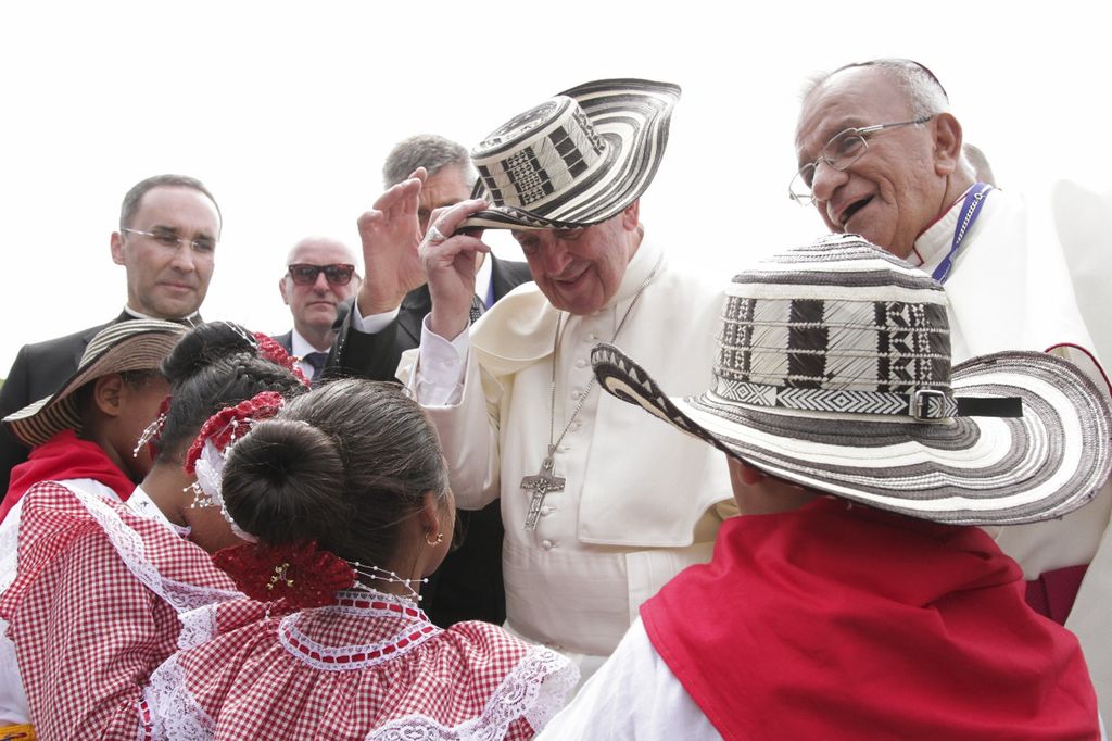 Papa Francesco con un tipico cappello colombiano (foto concessa solo per uso editoriale)